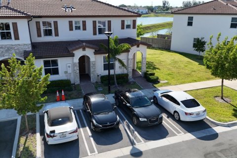 Adosado en venta en Miami, Florida, 3 dormitorios, 123.37 m2 № 2069719 - foto 3