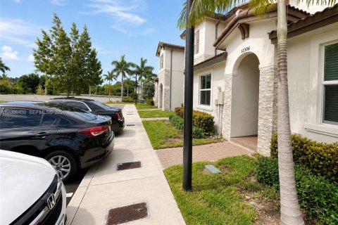 Adosado en venta en Miami, Florida, 3 dormitorios, 123.37 m2 № 2069719 - foto 2
