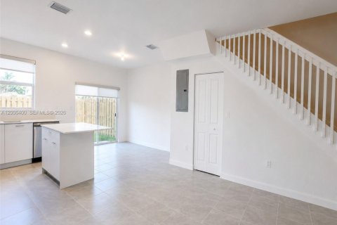 Adosado en venta en Miami, Florida, 3 dormitorios, 123.37 m2 № 2069719 - foto 4