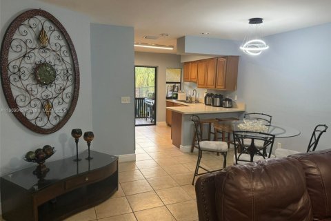 House in Cape Coral, Florida 6 bedrooms, 230.4 sq.m. № 2012954 - photo 4