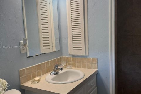 House in Cape Coral, Florida 6 bedrooms, 230.4 sq.m. № 2012954 - photo 10