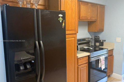 House in Cape Coral, Florida 6 bedrooms, 230.4 sq.m. № 2012954 - photo 5