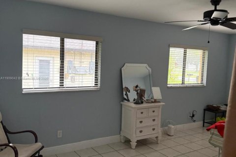 House in Cape Coral, Florida 6 bedrooms, 230.4 sq.m. № 2012954 - photo 14