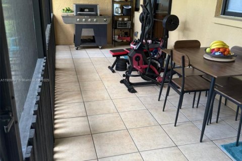 House in Cape Coral, Florida 6 bedrooms, 230.4 sq.m. № 2012954 - photo 12