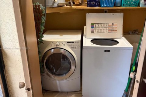 House in Cape Coral, Florida 6 bedrooms, 230.4 sq.m. № 2012954 - photo 22