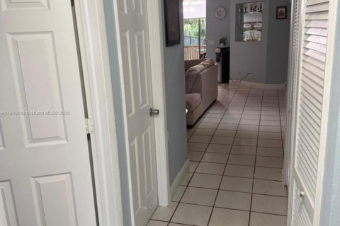 House in Cape Coral, Florida 6 bedrooms, 230.4 sq.m. № 2012954 - photo 7