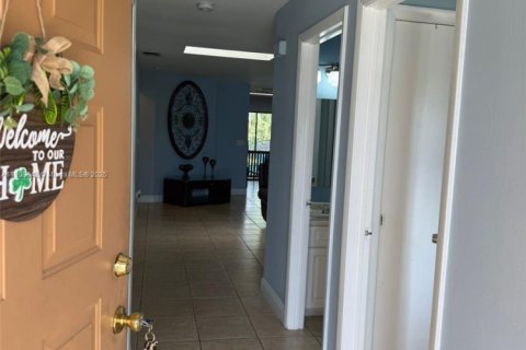 House in Cape Coral, Florida 6 bedrooms, 230.4 sq.m. № 2012954 - photo 9