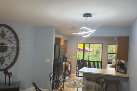 House in Cape Coral, Florida 6 bedrooms, 230.4 sq.m. № 2012954 - photo 6