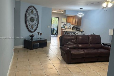 House in Cape Coral, Florida 6 bedrooms, 230.4 sq.m. № 2012954 - photo 3
