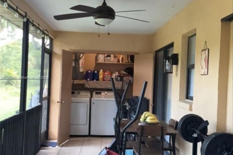 House in Cape Coral, Florida 6 bedrooms, 230.4 sq.m. № 2012954 - photo 11