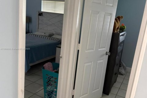 House in Cape Coral, Florida 6 bedrooms, 230.4 sq.m. № 2012954 - photo 19