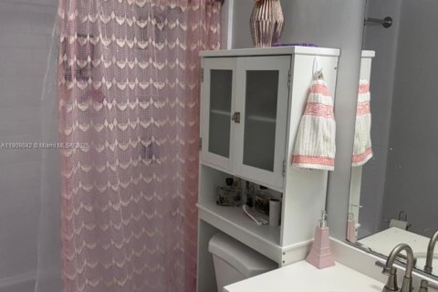 House in Cape Coral, Florida 6 bedrooms, 230.4 sq.m. № 2012954 - photo 21