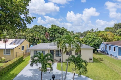Casa en venta en Miami Springs, Florida, 3 dormitorios, 183.95 m2 № 1850400 - foto 1