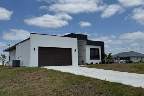 Villa ou maison à vendre à Cape Coral, Floride: 4 chambres, 159.33 m2 № 1687399 - photo 1
