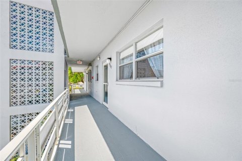 Condo in Saint Petersburg, Florida, 1 bedroom  № 1804683 - photo 2