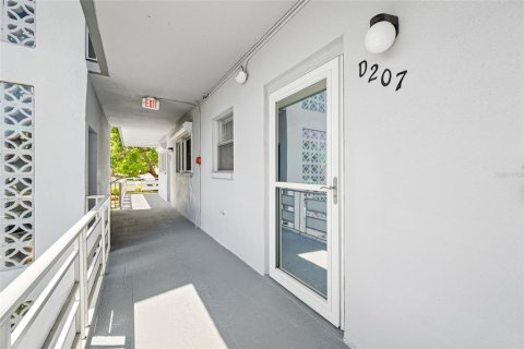 Condo in Saint Petersburg, Florida, 1 bedroom  № 1804683 - photo 3