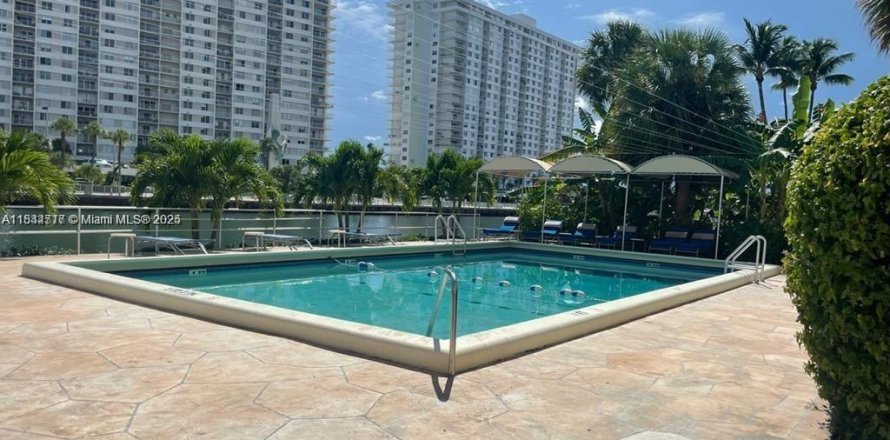Condo in Sunny Isles Beach, Florida, 1 bedroom № 1841350