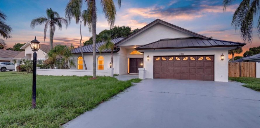 House in Palm City, Florida 4 bedrooms, 204.29 sq.m. № 2344230