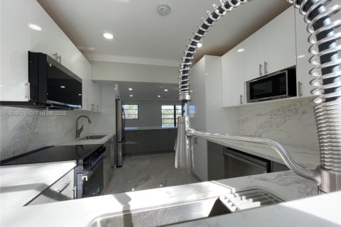 Villa ou maison à vendre à Miami, Floride: 4 chambres, 141.21 m2 № 1996430 - photo 5