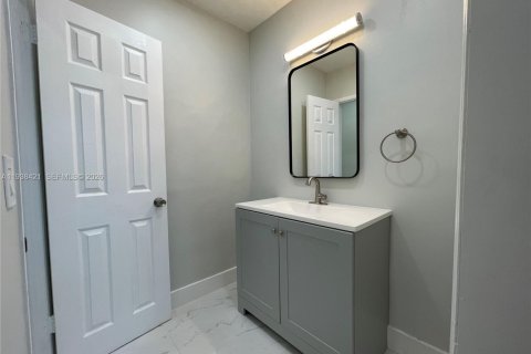 Villa ou maison à vendre à Miami, Floride: 4 chambres, 141.21 m2 № 1996430 - photo 18