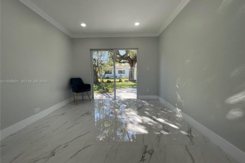 Villa ou maison à vendre à Miami, Floride: 4 chambres, 141.21 m2 № 1996430 - photo 8