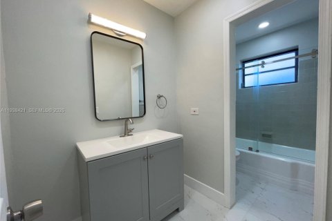 Villa ou maison à vendre à Miami, Floride: 4 chambres, 141.21 m2 № 1996430 - photo 16