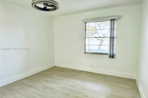 Copropriété à louer à Pembroke Pines, Floride: 2 chambres, 88.54 m2 № 2085885 - photo 13
