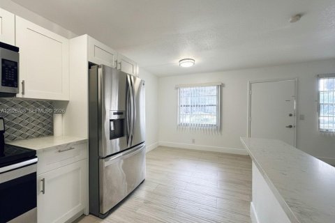 Copropriété à louer à Pembroke Pines, Floride: 2 chambres, 88.54 m2 № 2085885 - photo 2