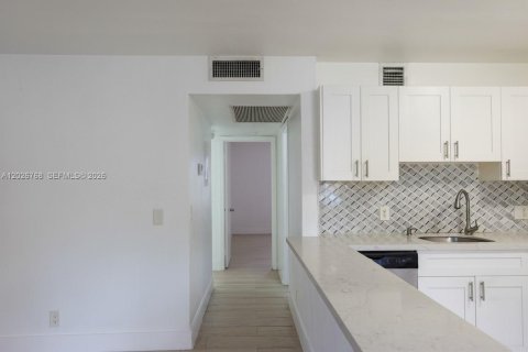 Copropriété à louer à Pembroke Pines, Floride: 2 chambres, 88.54 m2 № 2085885 - photo 7