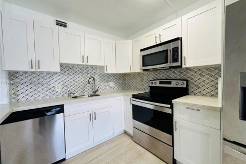 Copropriété à louer à Pembroke Pines, Floride: 2 chambres, 88.54 m2 № 2085885 - photo 3