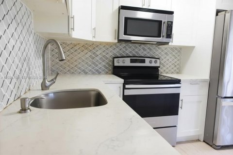Copropriété à louer à Pembroke Pines, Floride: 2 chambres, 88.54 m2 № 2085885 - photo 4
