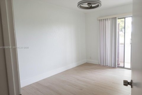 Copropriété à louer à Pembroke Pines, Floride: 2 chambres, 88.54 m2 № 2085885 - photo 17