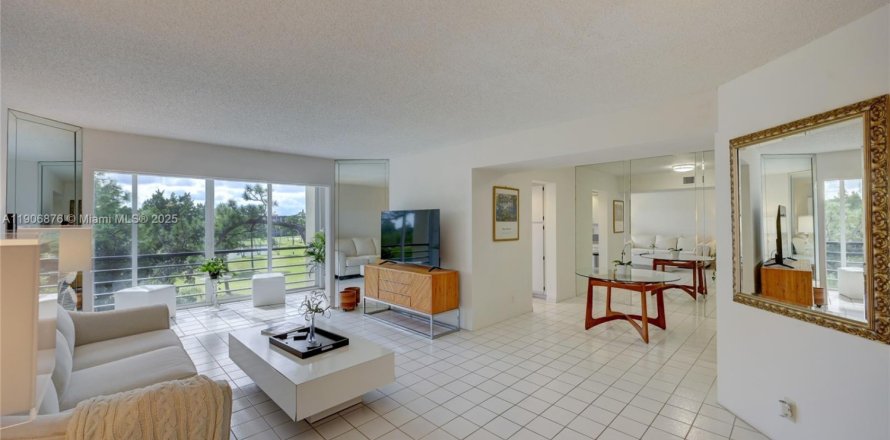 Кондоминиум с 2 спальнями в Лейк-Уорт, Флорида № 1968033