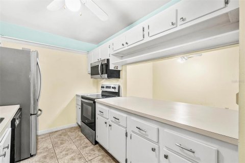 Condo in Saint Petersburg, Florida, 2 bedrooms  № 1903868 - photo 9