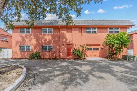 Condo in Saint Petersburg, Florida, 2 bedrooms  № 1903868 - photo 1