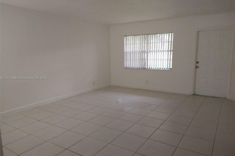 Снять в аренду кондоминиум в Лодерхилл, Флорида 2 спальни, 81.75м2, № 1978012 - фото 1