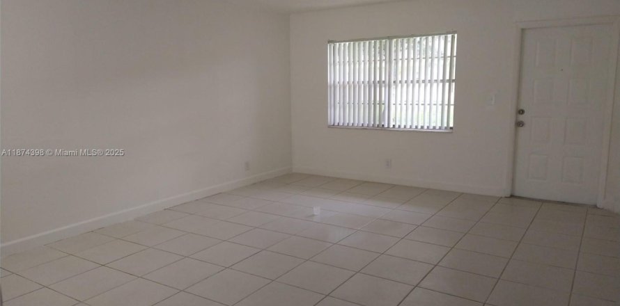 Кондоминиум с 2 спальнями в Лодерхилл, Флорида № 1978012