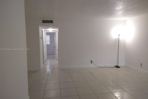 Снять в аренду кондоминиум в Лодерхилл, Флорида 2 спальни, 81.75м2, № 1978012 - фото 2