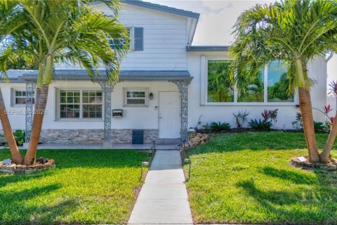 Дом в Халландейл-Бич, Флорида 4 спальни, 178.93м2 № 1995134