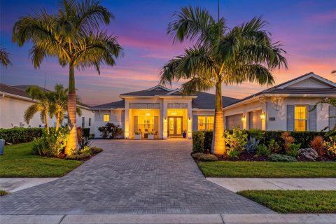Villa ou maison à vendre à Lakewood Ranch, Floride: 4 chambres, 334.36 m2 № 2408060 - photo 2