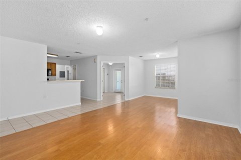 Condo in Casselberry, Florida, 3 bedrooms  № 2393850 - photo 8