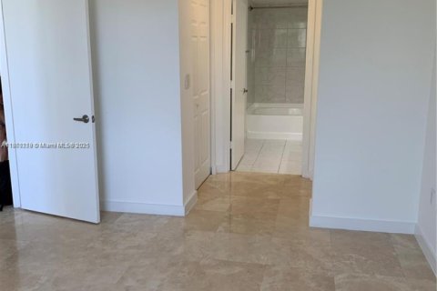 Condo in Aventura, Florida, 2 bedrooms  № 1920369 - photo 11