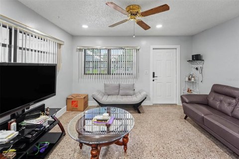 House in Tampa, Florida 3 bedrooms, 94.76 sq.m. № 2393822 - photo 10