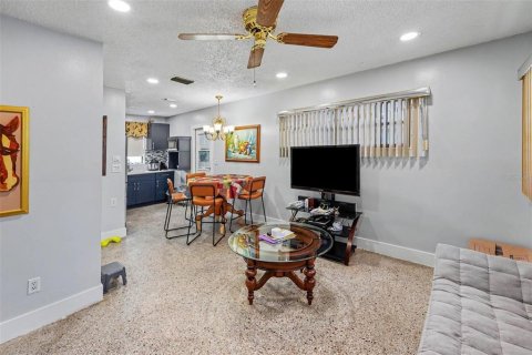 House in Tampa, Florida 3 bedrooms, 94.76 sq.m. № 2393822 - photo 12