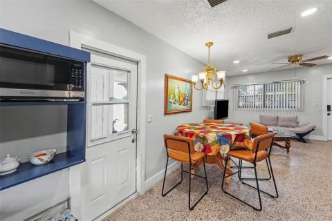 House in Tampa, Florida 3 bedrooms, 94.76 sq.m. № 2393822 - photo 14