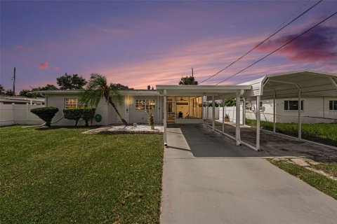 House in Tampa, Florida 3 bedrooms, 94.76 sq.m. № 2393822