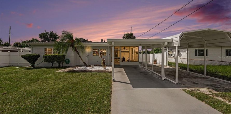 House in Tampa, Florida 3 bedrooms, 94.76 sq.m. № 2393822