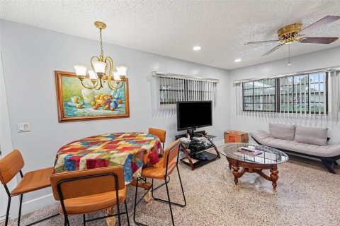 House in Tampa, Florida 3 bedrooms, 94.76 sq.m. № 2393822 - photo 3