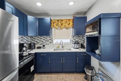 House in Tampa, Florida 3 bedrooms, 94.76 sq.m. № 2393822 - photo 2