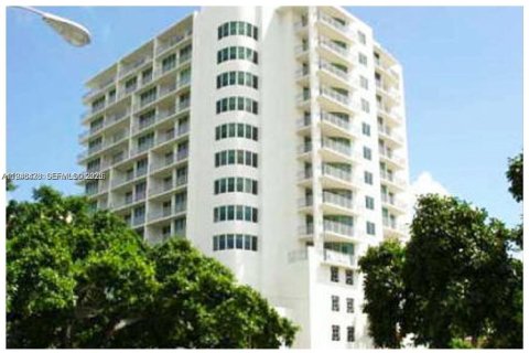 Condo in Miami, Florida, 1 bedroom  № 2002766 - photo 11